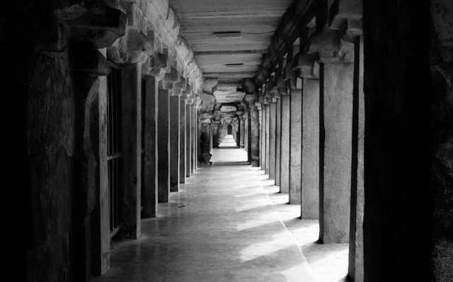 Image: Corridor and columns in black and white neo-classical style.