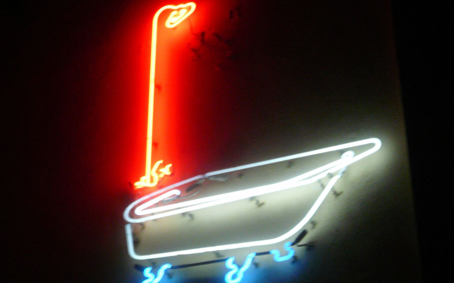 Image: A neon sign of a bathtub.