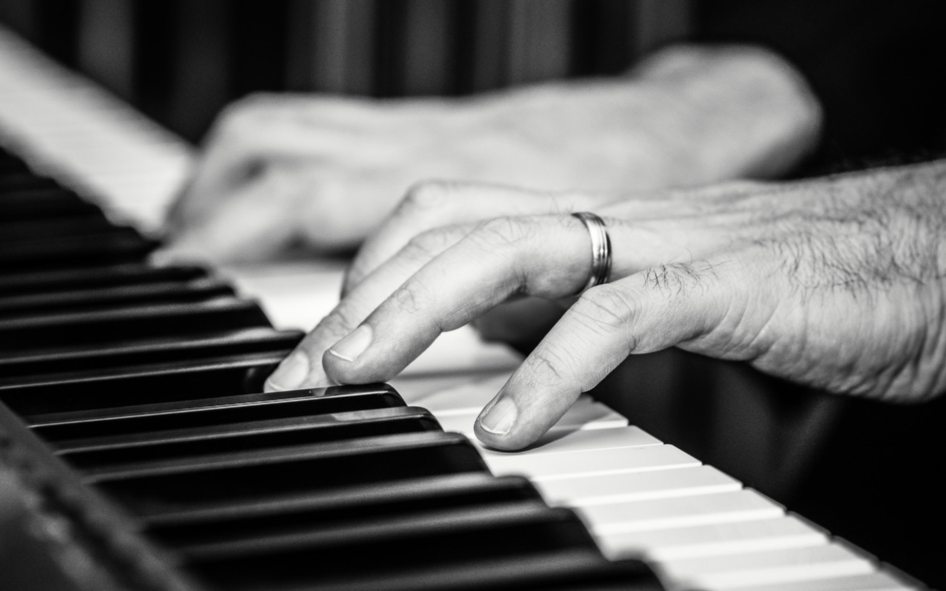 Image: Black and white photo of man's hands playing piano. 27/365 Es ist immer wieder ein Genuss einem Klavier zuzuhören :